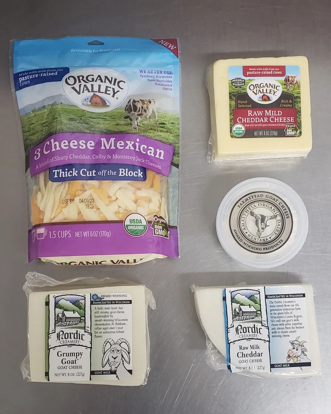 Cheese lovers! 🧀❤
Is your new years resolution to eat more cheese? Ours is 😉
We have a variety of goat cheeses as well as organic!
